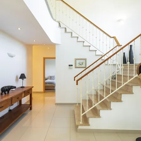 Villa Alporchinhos - Large Close To The